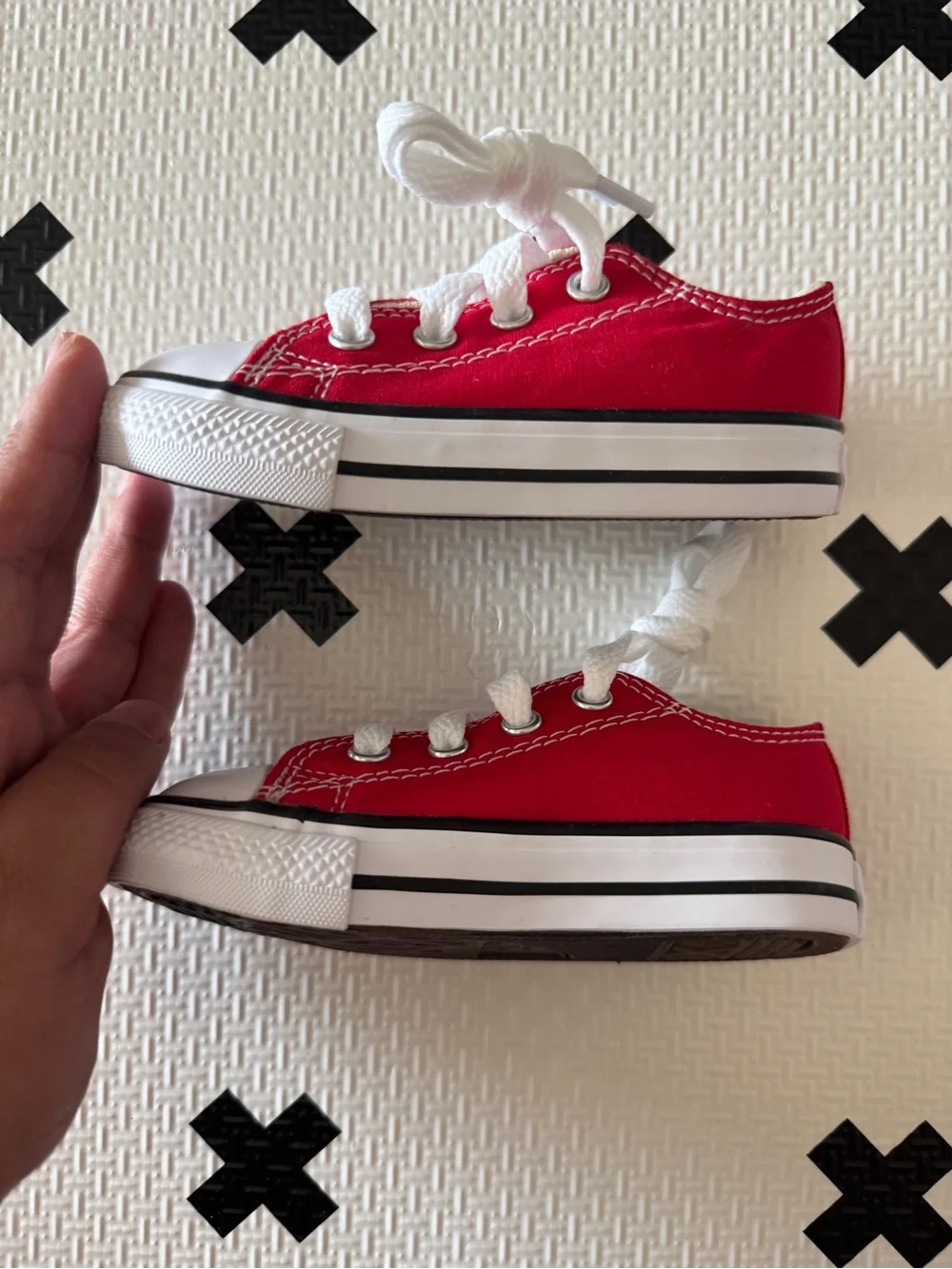 Infant converse chuck taylor low top in red size 6 NIB